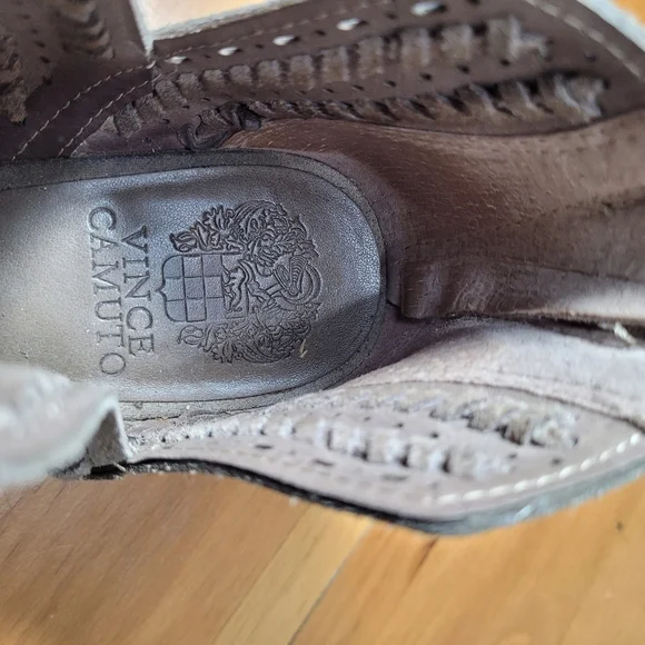 Vince Camuto Prastata Suede Woven Laser Cut Taupe Booties Womens Sz 9 Boots - Picture 8 of 10